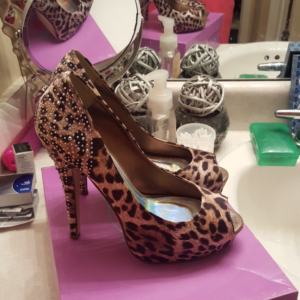 Size 10 leopard print heels.